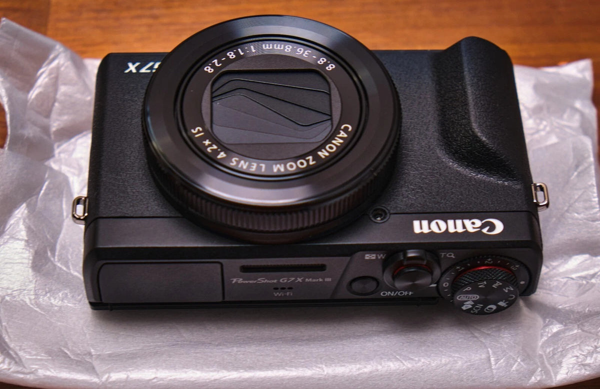 Brand new Canon Powershot G7 X Mark III compact camera with premium vlogger kit.