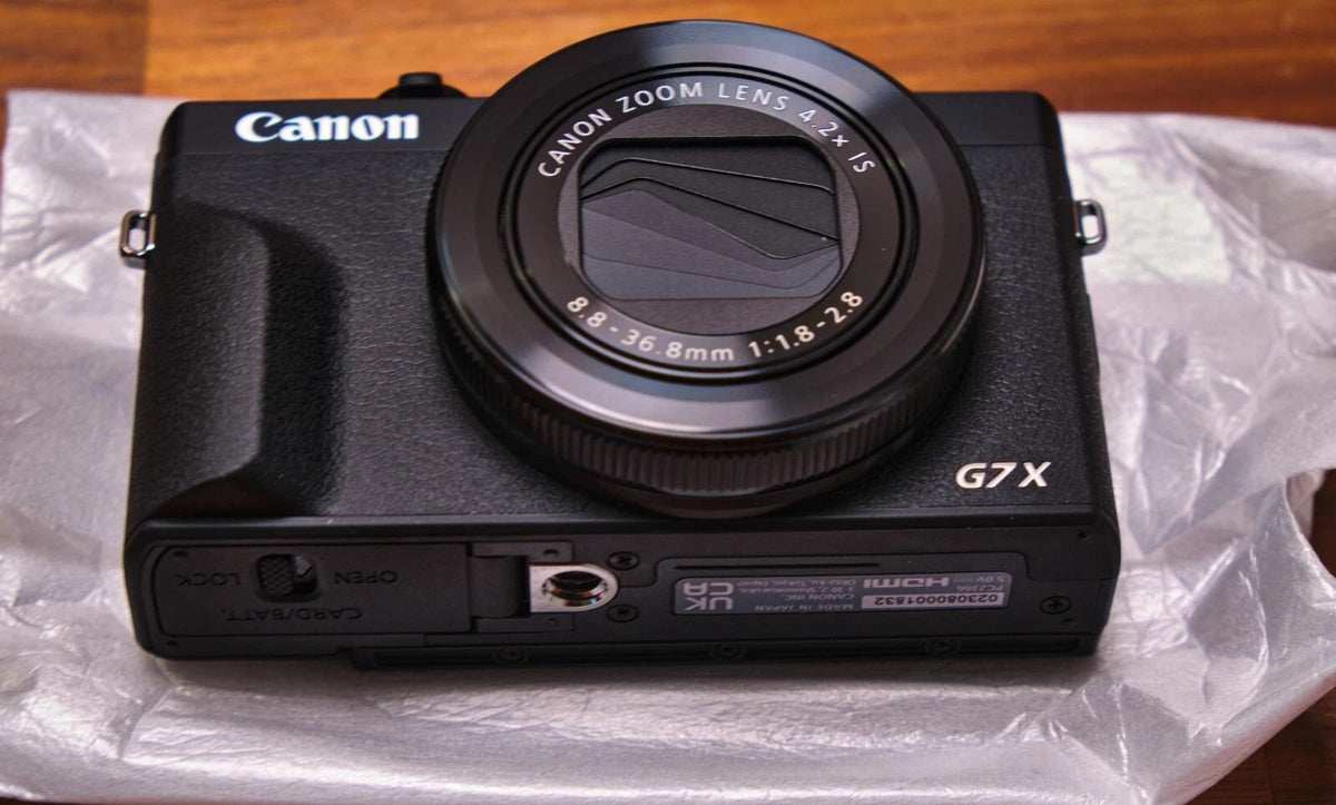 Brand new Canon Powershot G7 X Mark III compact camera with premium vlogger kit.