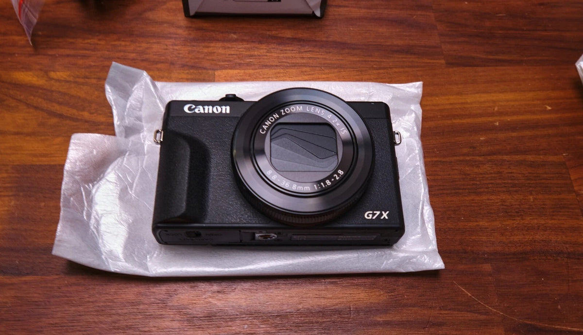 Brand new Canon Powershot G7 X Mark III compact camera with premium vlogger kit.