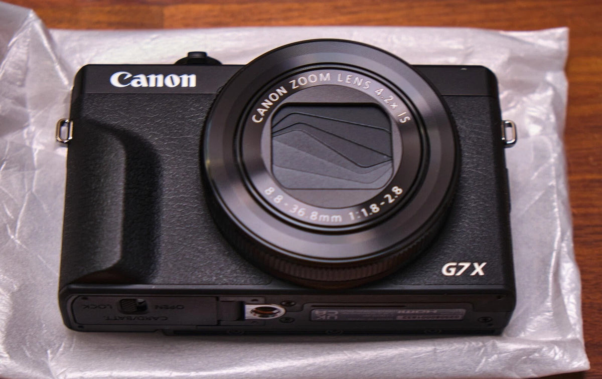 Brand new Canon Powershot G7 X Mark III compact camera with premium vlogger kit.