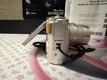 Canon PowerShot SX740 HS 20.3MP Silver Digital Camera Optical Zoom 40x