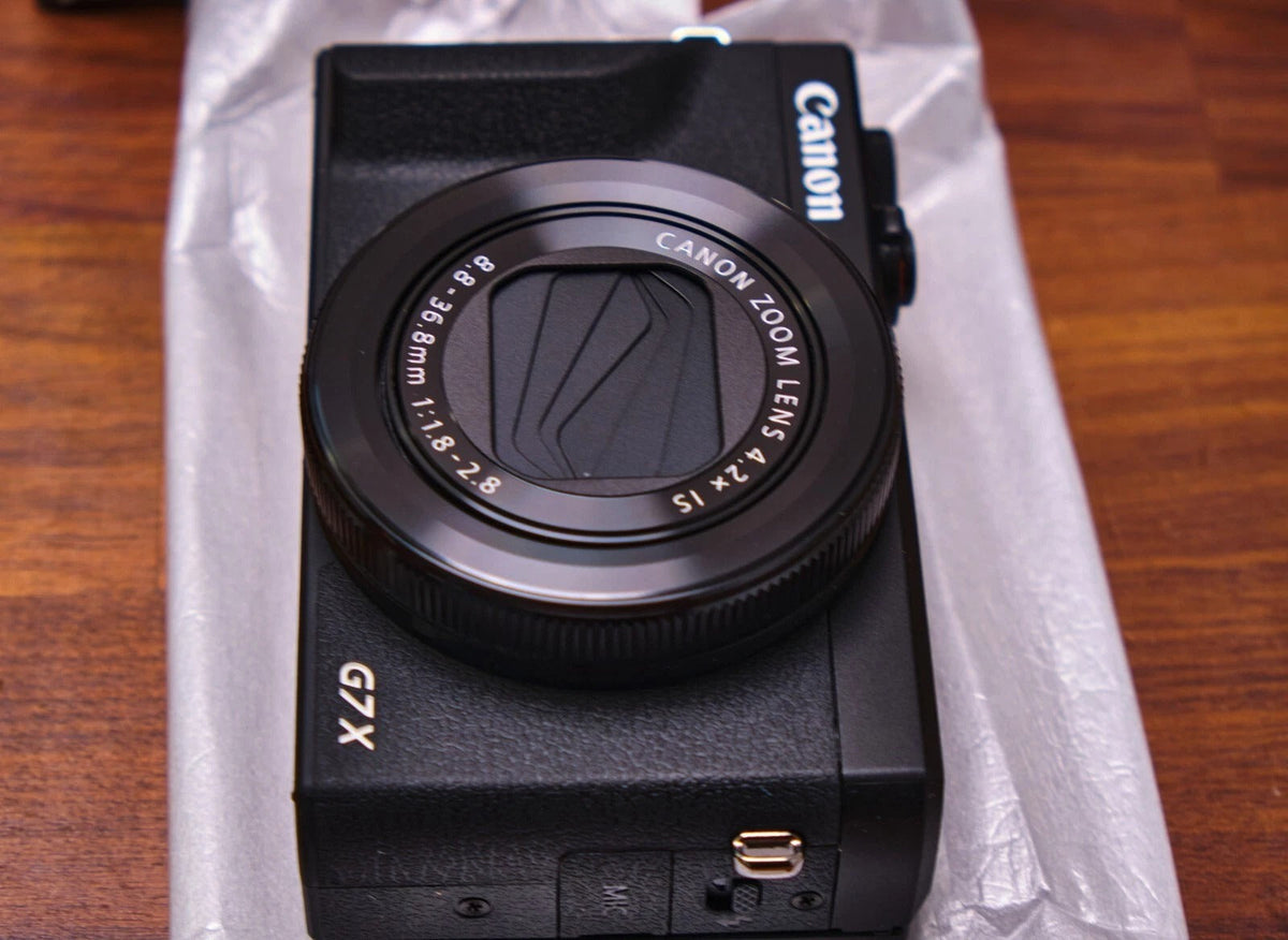Brand new Canon Powershot G7 X Mark III compact camera with premium vlogger kit.