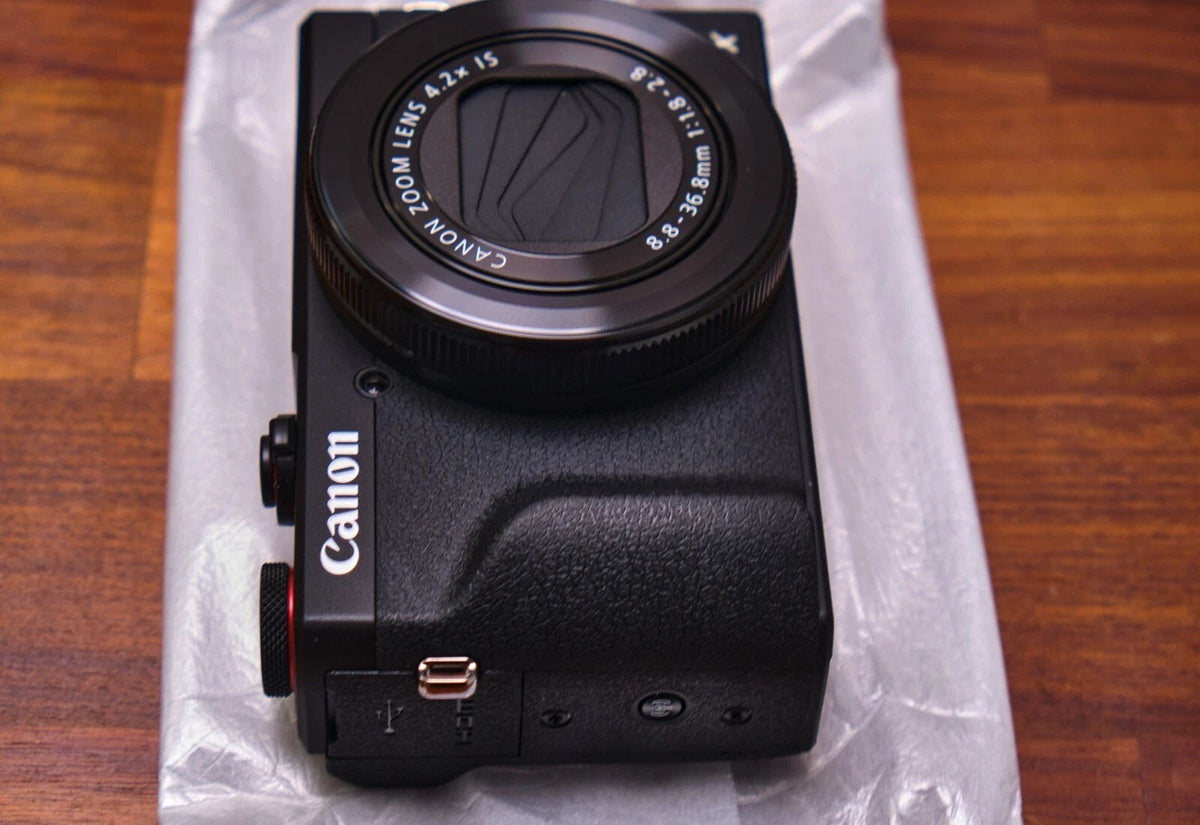 Brand new Canon Powershot G7 X Mark III compact camera with premium vlogger kit.