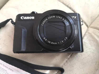 Stunning Canon PowerShot G7 X Mark II Compact Digital Camera Vlog Kit