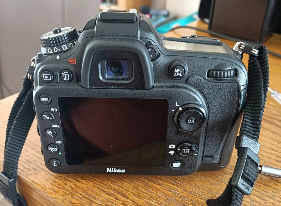 NIKON D7100 CAMERA WITH DX AF-5NIKOR 55-200 LENS.