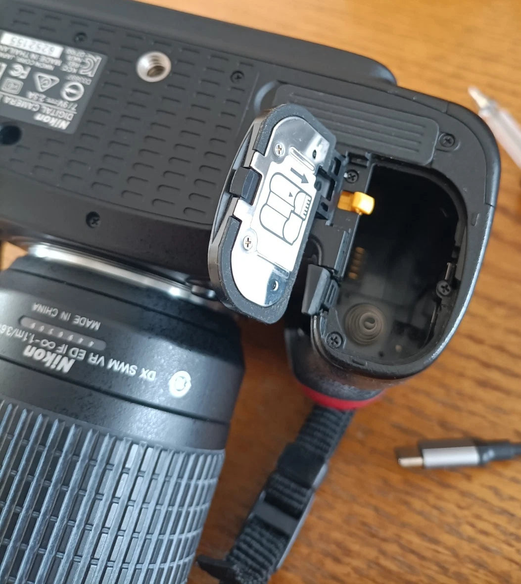 NIKON D7100 CAMERA WITH DX AF-5NIKOR 55-200 LENS.