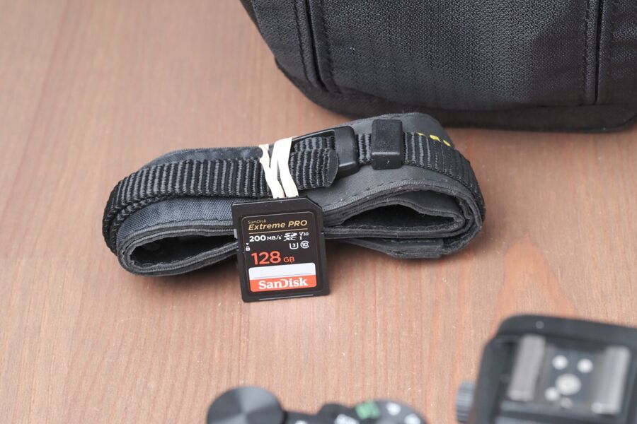 Nikon Z50 20.9MP Mirrorless Digital 4K Camera w/128GB SD And Bag ~105 Clicks!