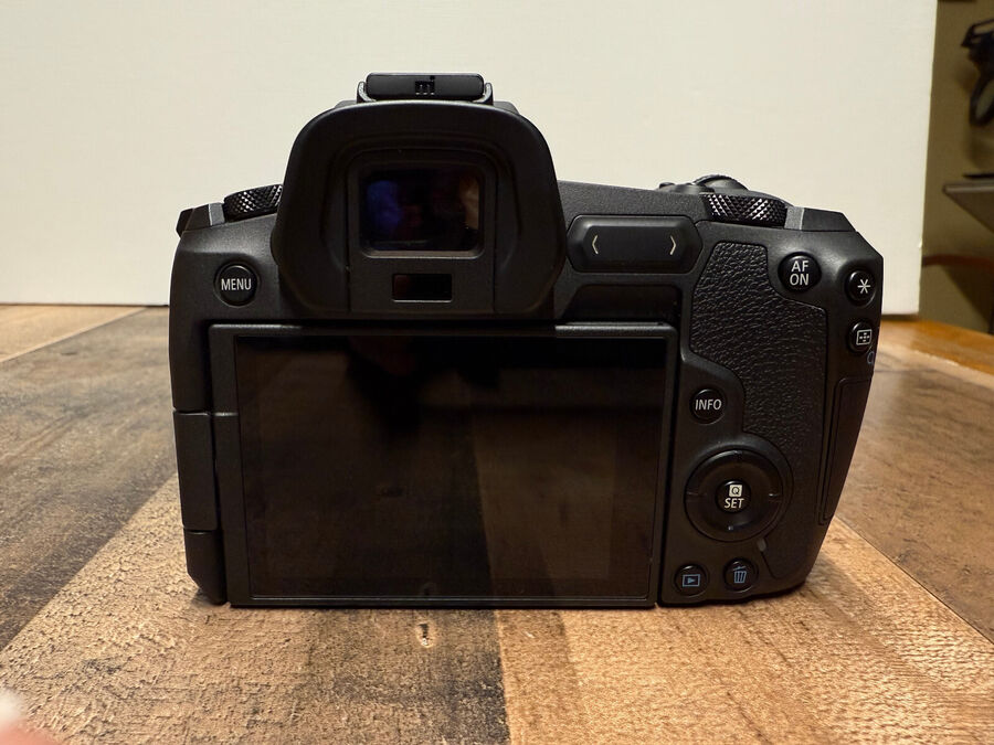 Canon EOS R with 17-40mm EF Lens and Canon EF Adapter - Bag included!