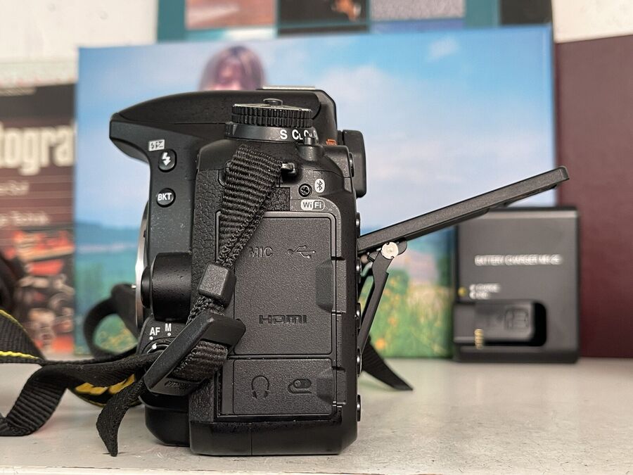 Nikon D7500 D 7500 SLR Film Camera DX SLR Camera 20.9 MP Body Near Mint Condition