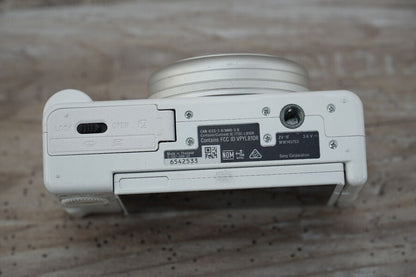 Sony ZV 1F Vlog Camera for Content Creators and Vloggers White UNTESTED